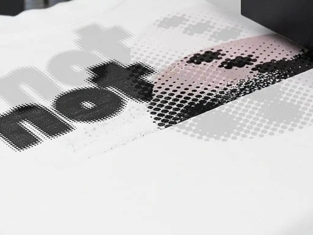 La máquina DTG imprimiendo el estampado sobre la camiseta
